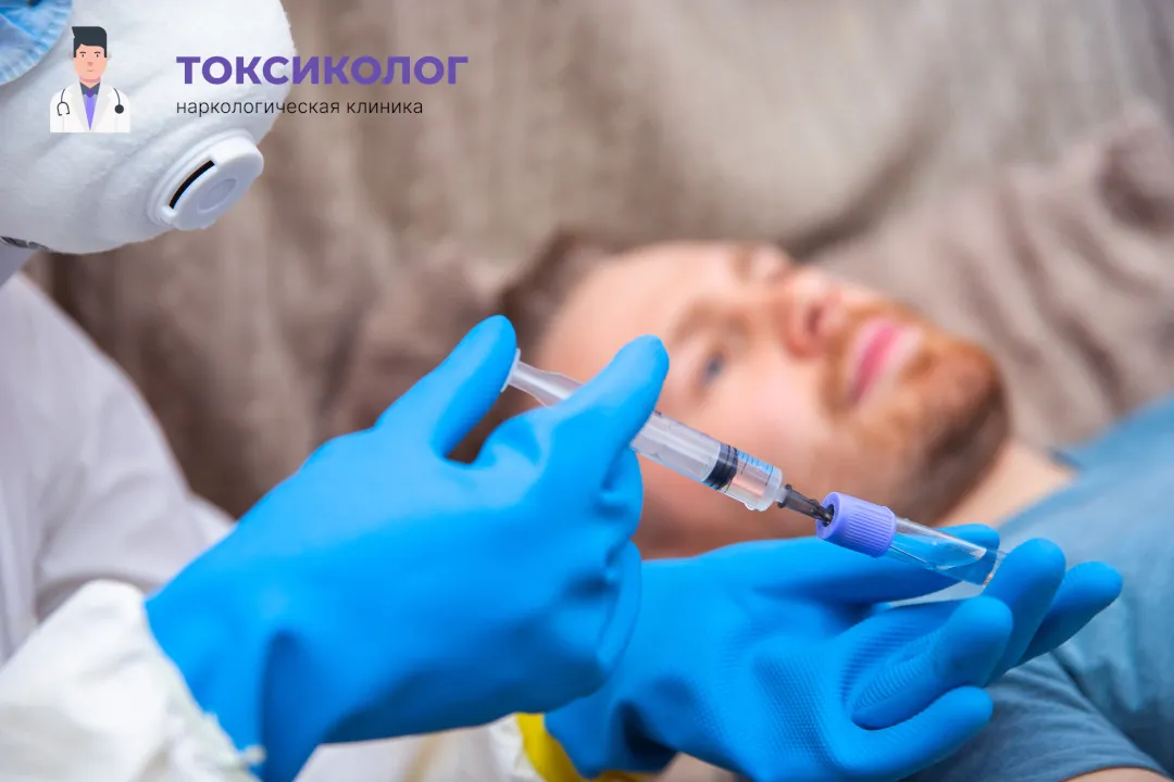 Врач берет анализы в процессе процедуры «Снятие ломки в Наро-Фоминске»
